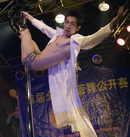 首届钢管舞赛男女同台斗舞