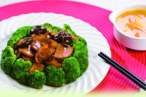 孕早期食谱：西兰花烧双菇