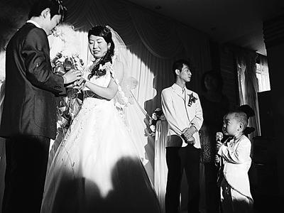 3岁儿童主持婚礼引争议